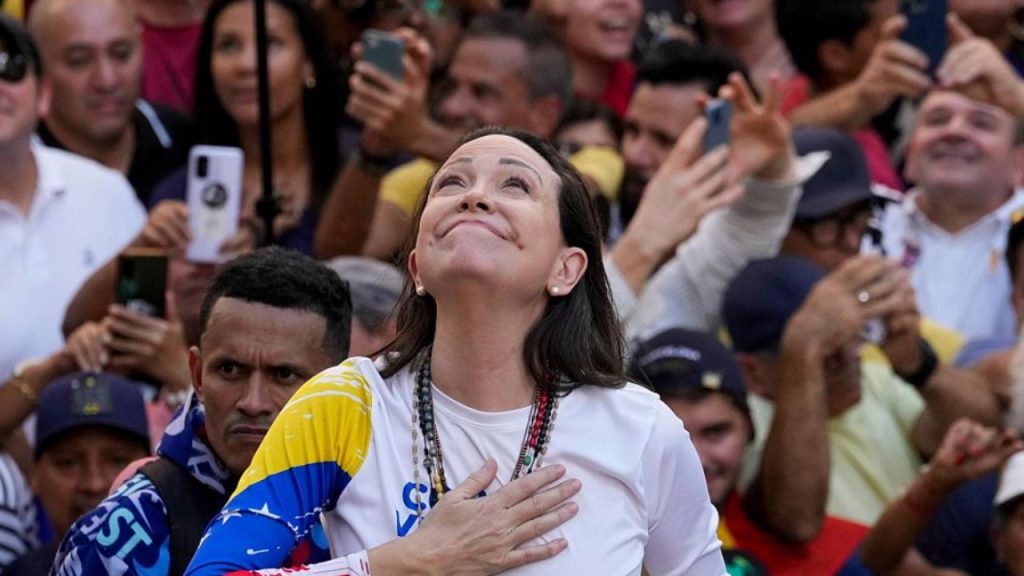María Corina Machado, Nobel de la Paz y líder opositora venezolana, pasa de ser despreciada por Chávez a convertirse en símbolo de resistencia. Su inhabilitación, el apoyo internacional y sus declaraciones polémicas alimentan un intenso debate sobre su papel en la lucha democrática.
