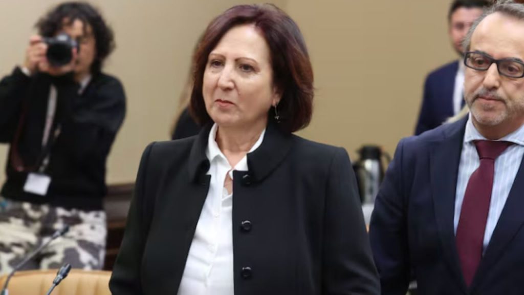 Teresa Peramato asume como nueva fiscal general del Estado tras el cese de Álvaro García Ortiz, condenado por revelar datos confidenciales. Con una sólida trayectoria de más de 30 años y reconocida por su labor contra la violencia de género, Peramato llega en un momento marcado por la desconfianza hacia la Fiscalía. Su nombramiento, formalizado en el BOE, abre una etapa clave para recuperar la credibilidad institucional y superar la crisis generada por su antecesor.