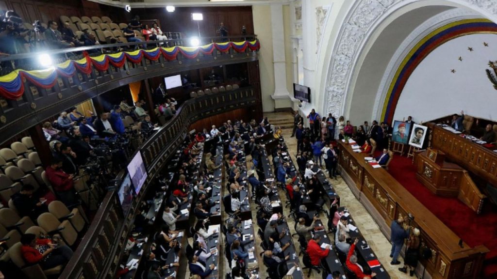 La Asamblea Nacional de Venezuela, bajo control del chavismo, ha votado para anular la adhesión del país al Estatuto de Roma, cuestionando la autoridad de la Corte Penal Internacional. El presidente legislativo, Jorge Rodríguez, calificó a la CPI de instrumento del imperialismo y justificó la medida como un gesto antiimperialista tras el cierre de su oficina en Caracas. A pesar de esta decisión, la investigación de la Corte sobre presuntos crímenes de lesa humanidad en Venezuela, iniciada en 2018, continúa activa, evidenciando la tensión entre la soberanía nacional y la justicia internacional.