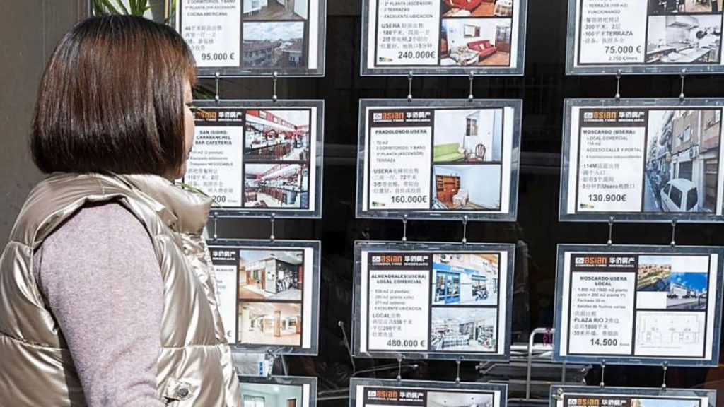 La compraventa de viviendas en España cayó un 2,5% en octubre, con caída de obra nueva y repunte de segunda mano, reflejando la fragilidad del sector.