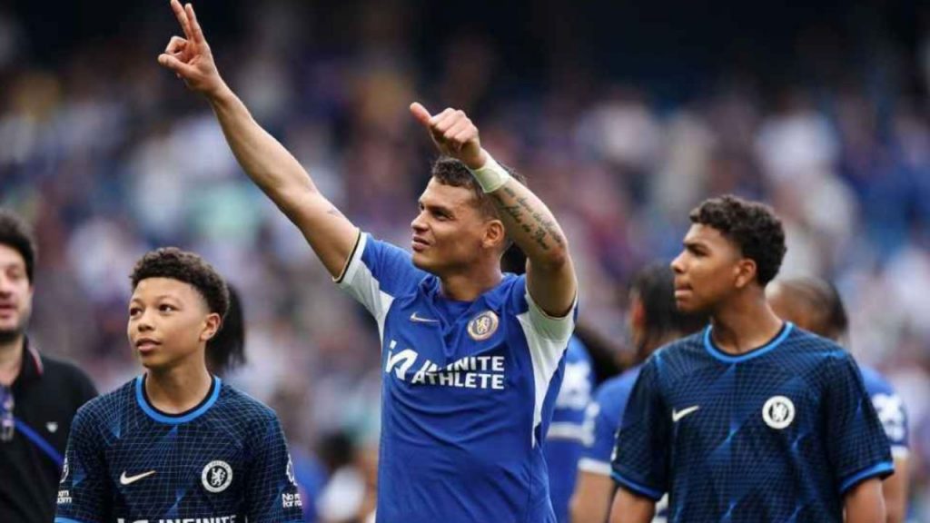 El Chelsea firma su primer contrato profesional con Isago Silva, hijo de Thiago Silva, consolidándolo como apuesta de futuro para el lateral izquierdo mientras su familia continúa dejando huella en el fútbol inglés.