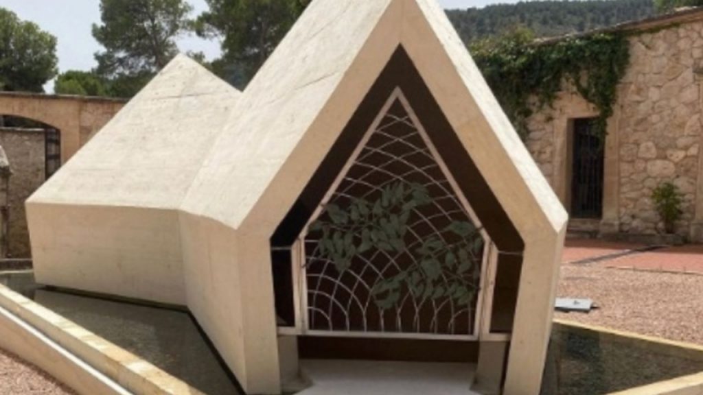 Polémica en Alcoy por un rodaje porno gay en el mausoleo de Camilo Sesto, generando críticas políticas y indignación familiar.