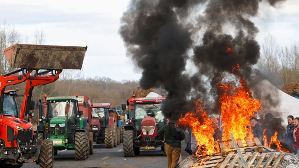 Agricultores franceses protestan frente a Macron por acuerdo UE-Mercosur y dermatitis bovina, bloqueando carreteras y exigiendo protección al sector.