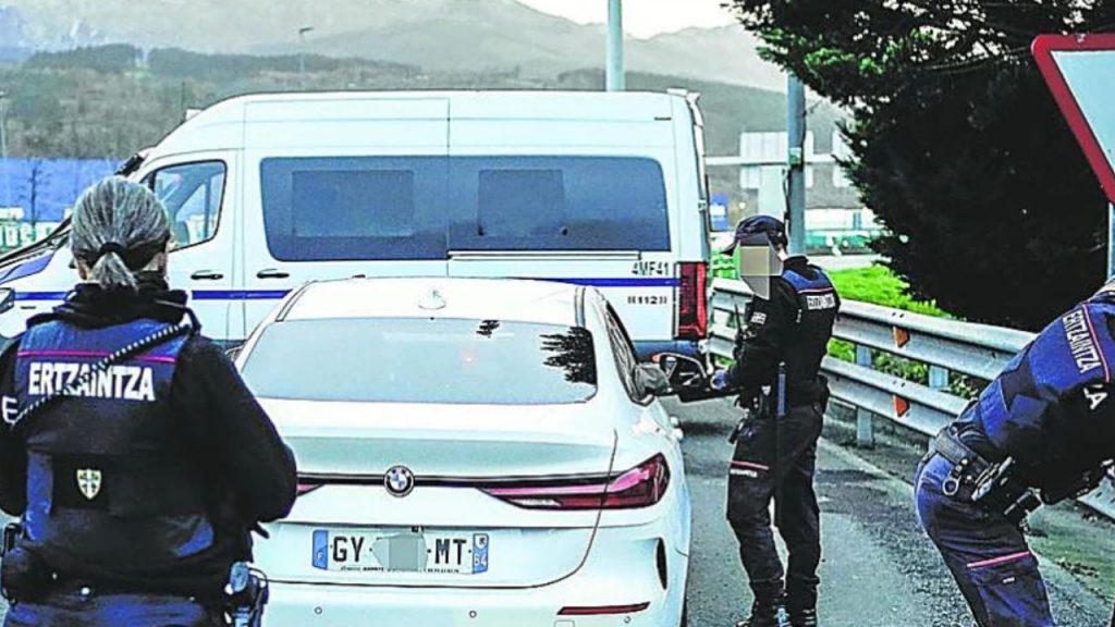 La Ertzaintza despliega más de 600 agentes en Bilbao para controlar fronteras y accesos ante posibles disturbios de radicales del PSG en el partido de Champions League contra el Athletic Club en San Mamés. El operativo busca prevenir enfrentamientos entre aficionados, especialmente de grupos sin entradas, en un contexto marcado por antecedentes de violencia de seguidores del PSG. La medida refleja la necesidad de mantener la seguridad y la convivencia pacífica durante eventos deportivos de alto riesgo.