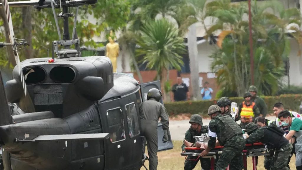 El rey de Tailandia disuelve el Parlamento y convoca elecciones anticipadas tras un aumento de tensiones fronterizas con Camboya, que dejó al menos 22 muertos. La medida busca contener la moción de censura contra el primer ministro Anutin Charnviracul y devolver el poder al pueblo en un contexto de violencia y enfrentamientos. El conflicto revive disputas históricas entre ambos países, con acusaciones mutuas de agresión y bajas civiles y militares. La comunidad internacional, incluida la administración estadounidense, ha pedido un alto el fuego y atención humanitaria.