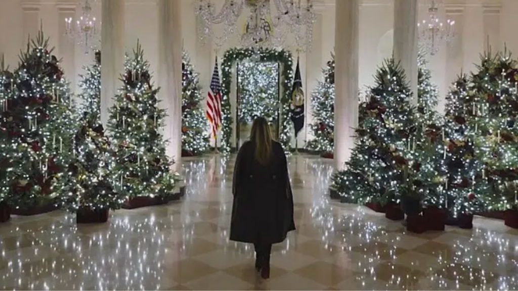 Melania Trump presentó una Navidad patriótica y deslumbrante en la Casa Blanca 2021, con más de 50 árboles, coronas, luces y símbolos de tradición americana, destacando su mensaje de familia y patriotismo.