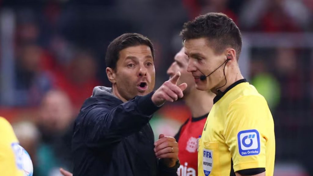 Daniel Siebert será el árbitro del Athletic-PSG en Champions, una designación que genera dudas por sus antecedentes con ambos equipos y aviva el debate sobre la influencia de la UEFA en los partidos decisivos.