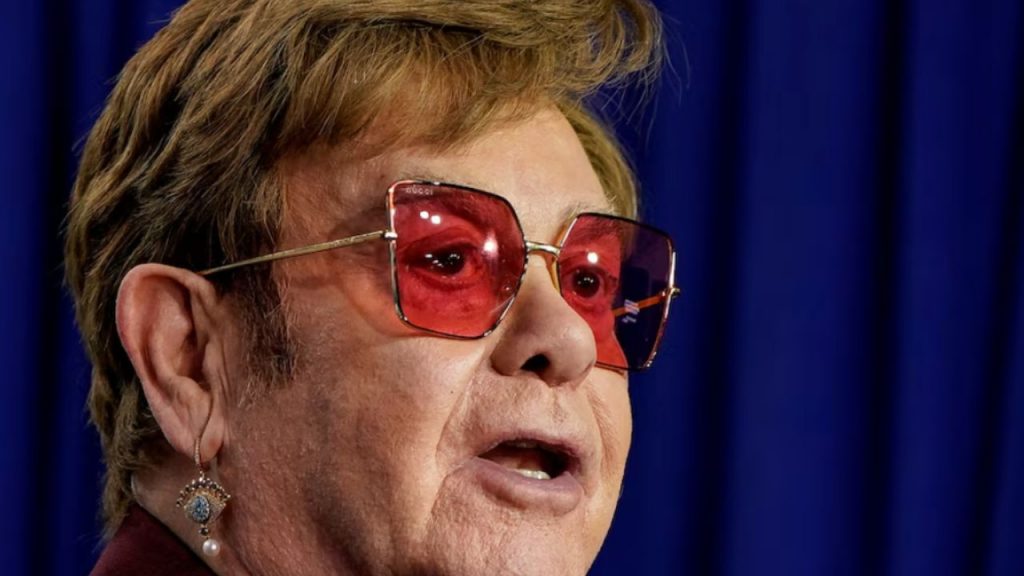 Elton John enfrenta ceguera parcial y reduce sus actuaciones. A sus 78 años, reflexiona sobre su salud, su legado y el futuro de su carrera musical.