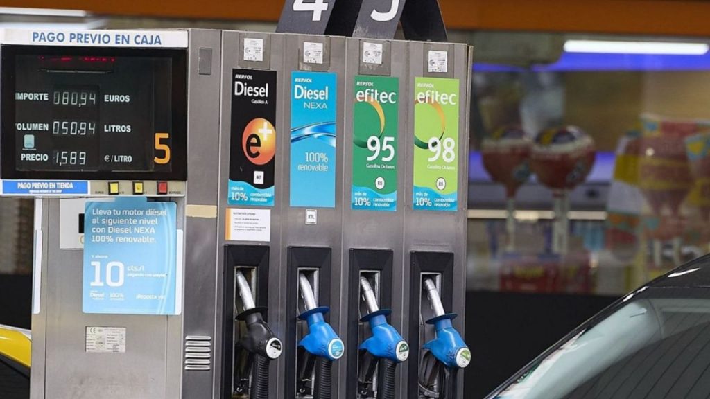 Los precios de carburantes bajan antes de Navidad: diésel a 1,421 € y gasolina 95 a 1,47 €, aunque aún generan dudas sobre su beneficio real.