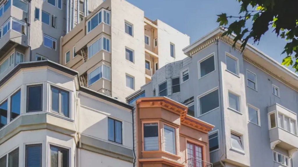 La compraventa de pisos por empresas alcanza un récord en España con más de 76 700 operaciones en 2024. Las personas jurídicas optan por viviendas más grandes y caras, impulsando el mercado en regiones como Andalucía, Comunidad Valenciana y Cataluña. Andaluzas, valencianas y catalanas lideran un fenómeno que también encarece zonas como Baleares.