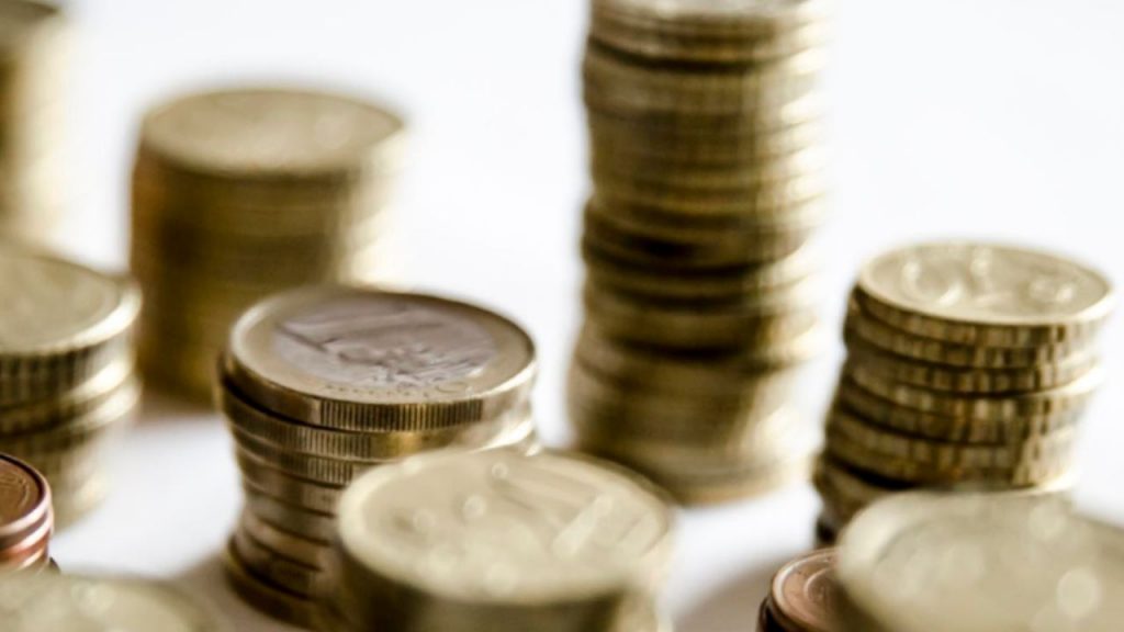 España lidera el aumento de la presión fiscal en la OCDE desde 2010, superando la media con un 36,7% del PIB. Analizamos el impacto en ciudadanos y economía.