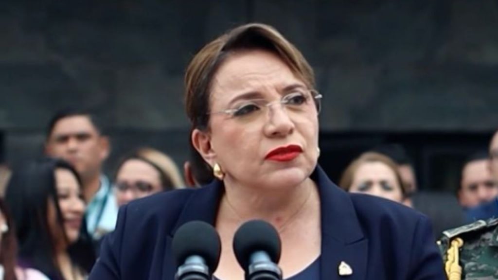 Honduras sigue en incertidumbre política tras las elecciones del 30 de noviembre, con protestas en Tegucigalpa y acusaciones de fraude. La presidenta saliente, Xiomara Castro, señala presunta injerencia de Donald Trump y denuncia irregularidades en el escrutinio de más de 2.700 actas inconsistentes. Salvador Nasralla califica el proceso como un “fraude monumental”, mientras el Consejo Nacional Electoral asegura haber contabilizado el 99,4% de los votos. La tensión política aumenta a medida que se inicia una segunda fase de verificación en medio de demandas de anulación y acusaciones de nexos de la oposición con el narcotráfico.