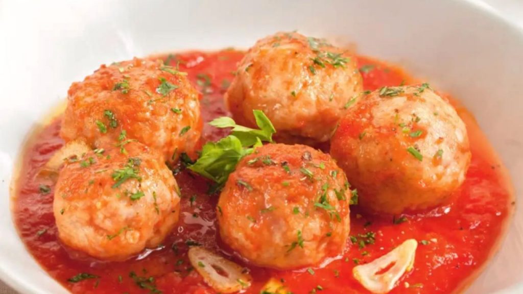 Albóndigas de pavo con salsa de tomate suave, jugosas y bajas en grasa. Receta familiar rápida y nutritiva lista en 35 minutos.