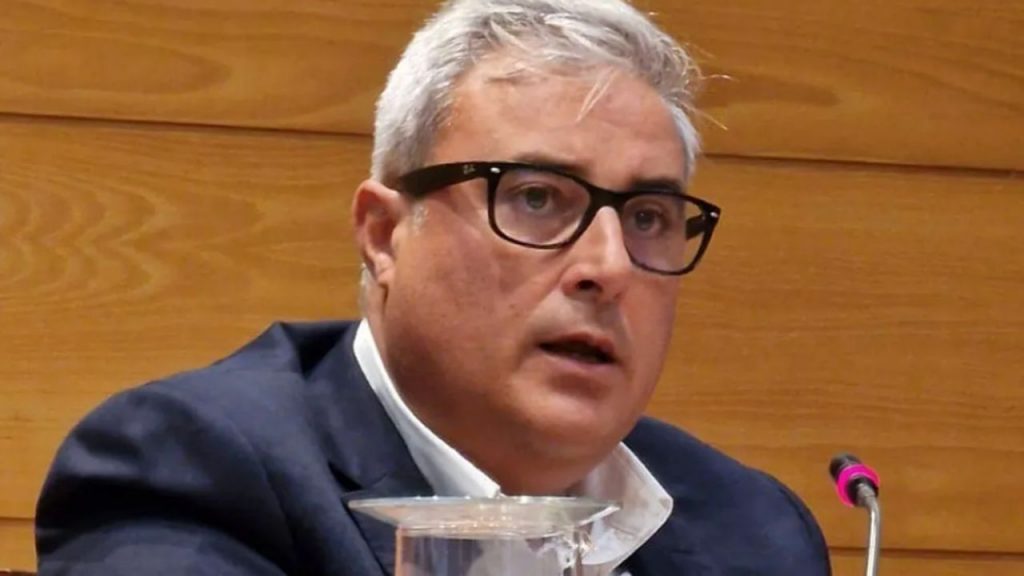 Suspensión cautelar del líder socialista de Torremolinos, Antonio Navarro, tras una denuncia por acoso sexual. El caso abre una crisis interna en el PSOE y cuestiona la ética y transparencia de su liderazgo.
