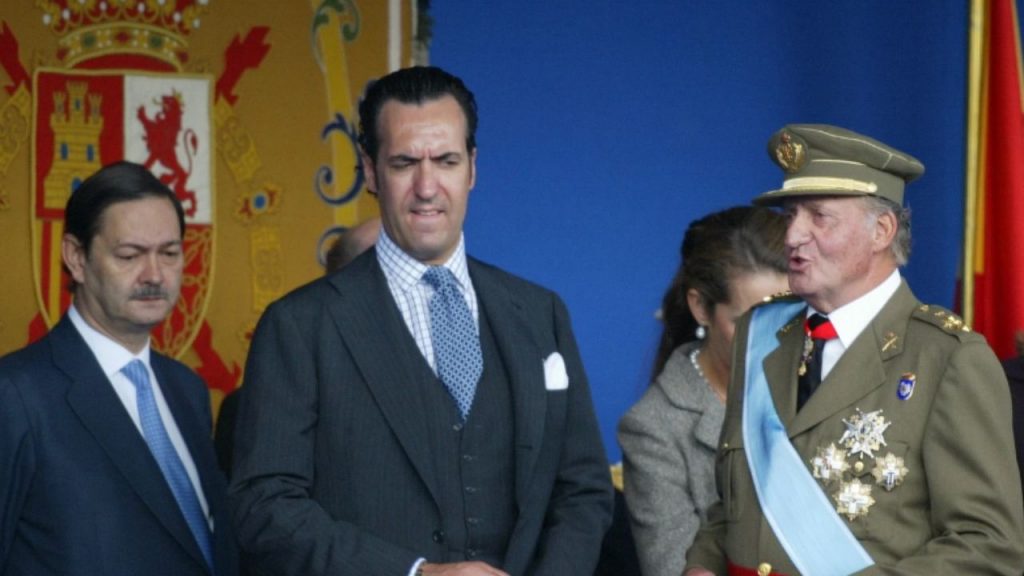 Jaime de Marichalar mantiene el silencio ante las críticas de Juan Carlos en sus memorias "Reconciliación", donde se le culpa por la conducta de Froilán. Alejado del foco mediático desde su separación de la infanta Elena en 2007, el exduque prefiere no entrar en polémicas familiares. Mientras tanto, la vida de Froilán en Abu Dabi refleja aburrimiento y monotonía, en contraste con el apoyo de la infanta Elena y sus hijos al rey emérito, revelando tensiones dentro de la Familia Real española.