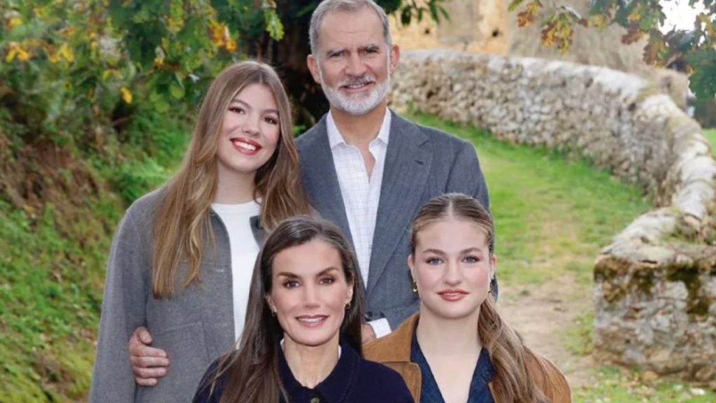 La Familia Real española celebra la Navidad 2025 con una foto inédita tomada en Valdesoto, Asturias, destacando a Don Felipe, Doña Letizia, la princesa Leonor y la infanta Sofía. La imagen transmite cercanía familiar y tradición, acompañada del mensaje "Feliz Navidad y próspero año 2026" en tipografía histórica Ibarra Real Nova.