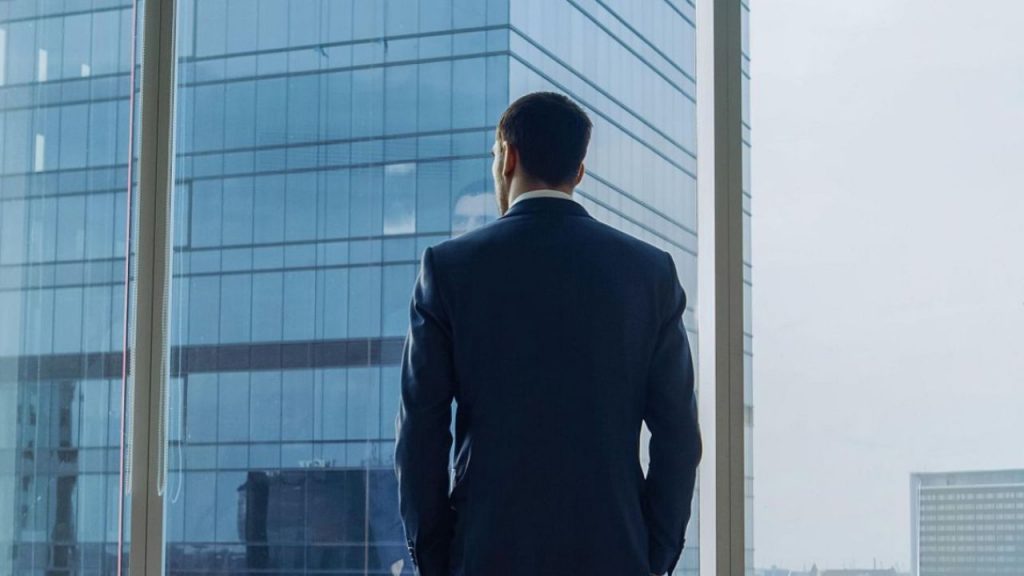 Directivos españoles cobran 111 veces más que el salario medio; Oxfam denuncia desigualdad salarial y pide medidas para reducir la brecha.