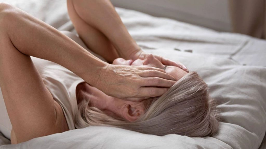 Descubre un gesto nocturno de 10 minutos que mejora la fortaleza mental, reduce la rumiación y favorece un descanso reparador cada noche.