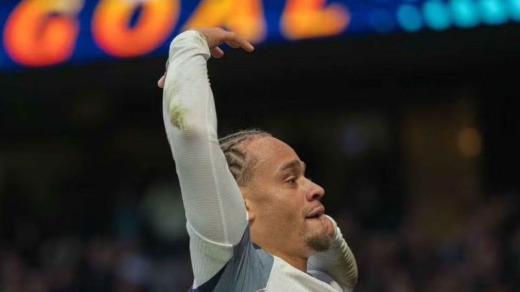 Xavi Simons brilla con el Tottenham en la Champions League, marcando goles y asistencias clave para la recuperación del equipo, mientras se debate la gestión deportiva y la dependencia de estrellas extranjeras en el fútbol europeo.