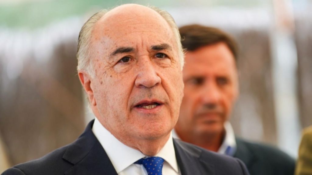 El PSOE denuncia al alcalde de Algeciras y senador del PP, José Ignacio Landaluce, por acoso sexual, abuso sexual, malversación y tráfico de influencias ante la Fiscalía del Tribunal Supremo. Tras la denuncia, Landaluce suspende temporalmente su militancia en el PP para defender su honor, mientras el partido analiza las posibles repercusiones políticas de esta grave controversia en la región.