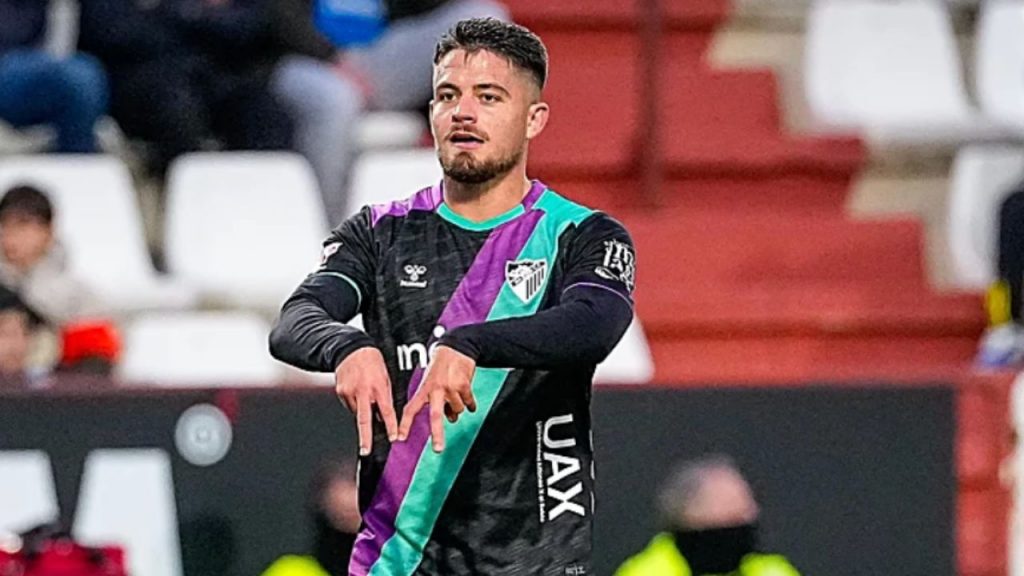 Dani Lorenzo se consolida como líder del Málaga CF, destacando por su talento, visión táctica y capacidad para impulsar al equipo en Segunda División.