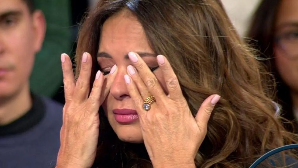 Olga Moreno sufre una crisis emocional en directo en El tiempo justo, mientras Agustín Etienne se mantiene ausente, generando dudas sobre el futuro de su relación.