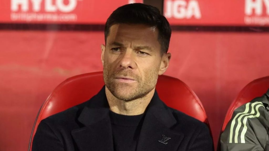 Xabi Alonso afronta críticas y presión en el Real Madrid antes de la Supercopa, con el equipo a cuatro puntos del Barça y dudas sobre su rendimiento.