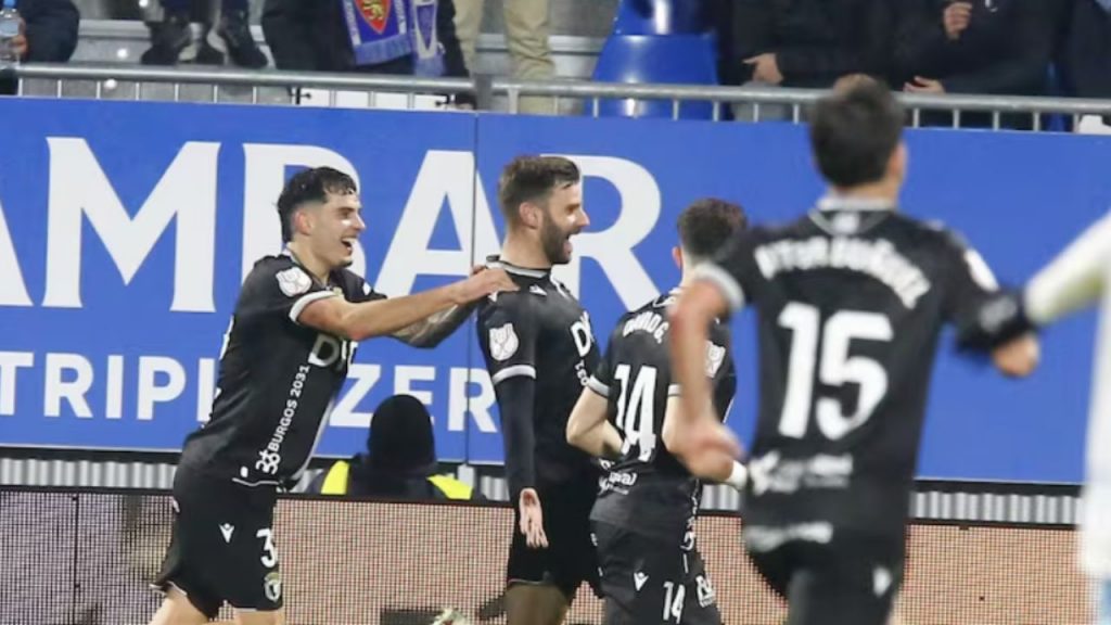 Mario González clasifica al Burgos CF con un gol polémico en la prórroga ante el Zaragoza, en un partido marcado por decisiones arbitrales controvertidas.