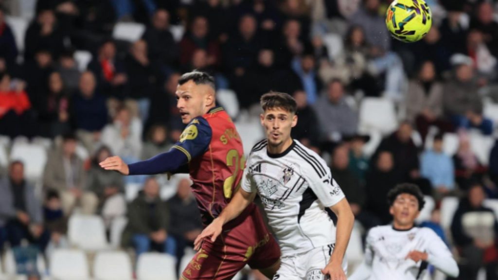 Stoichkov recupera su mejor versión en el Deportivo bajo la dirección de Antonio Hidalgo. El delantero andaluz rompe su sequía goleadora y revitaliza el ataque gallego con un papel clave en Liga y Copa.