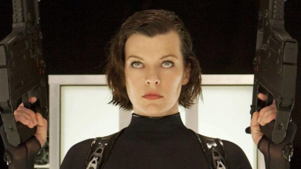 Milla Jovovich celebra 50 años como ícono del cine de acción, desafiando estereotipos y convirtiéndose en un referente de rebeldía y éxito en Hollywood.