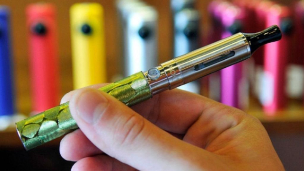 México prohíbe el uso, venta y publicidad de vapeadores y cigarrillos electrónicos, con penas de 1 a 8 años de prisión y multas de hasta 226.280 pesos, en una reforma respaldada por la Cámara de Diputados. La medida, impulsada por la presidenta Claudia Sheinbaum, busca proteger la salud pública, aunque la oposición alerta sobre la posible expansión del mercado negro. Esta iniciativa refuerza la postura antitabaco del país y sus políticas más estrictas contra productos de consumo dañinos.