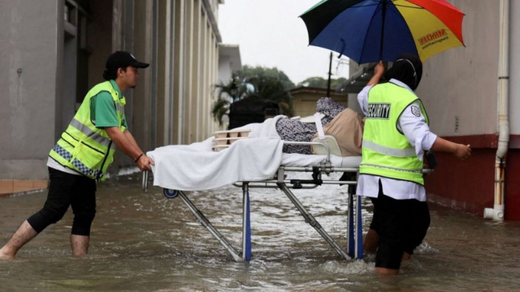 El tifón Ditwah deja 1.400 muertos y casi 1.000 desaparecidos en el Sudeste Asiático. Inundaciones devastan Indonesia, Tailandia y Sri Lanka, mientras crece la crítica por la falta de preparación ante desastres.