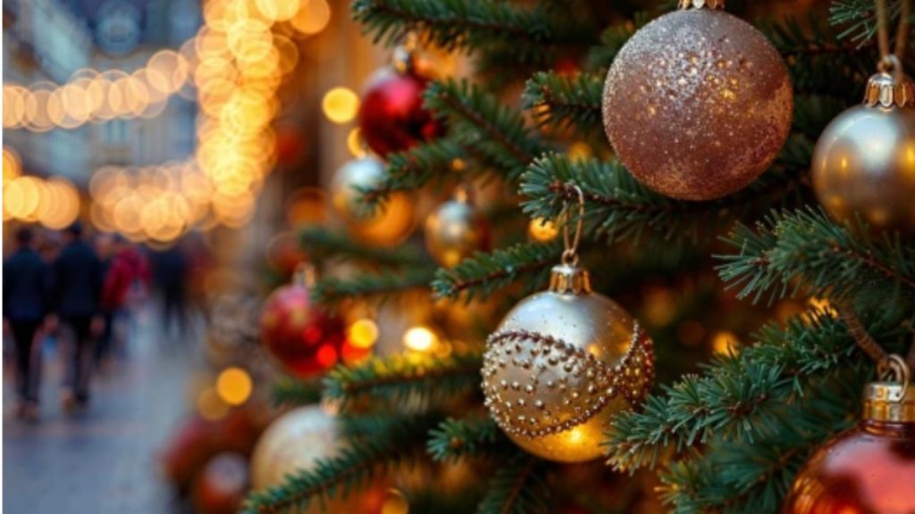 El árbol de Navidad y sus adornos tienen un profundo simbolismo: las bolas representan los dones para la humanidad, las guirnaldas simbolizan la unión familiar y la estrella guía la fe, como la que orientó a los Reyes Magos. Esta tradición, arraigada en España desde el siglo VIII, acompaña al belén como emblema de unidad y celebración. Decorarlo el 8 de diciembre, elegir un lugar acogedor y distribuir luces y adornos con armonía ayuda a llenar el hogar de espíritu navideño.