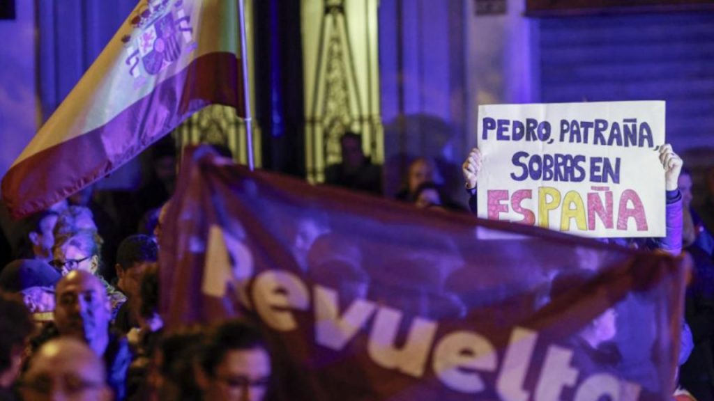 Vox ha denunciado a la asociación juvenil Revuelta por un presunto desvío de fondos destinados a los afectados por la DANA, tras las acusaciones de un exdirigente del grupo. La denuncia, presentada ante la Autoridad Independiente de Protección del Informante, señala posibles irregularidades en la gestión de cientos de miles de euros recaudados para emergencias. Revuelta, registrada oficialmente como ASOMA y fundada por antiguos afiliados y empleados de Vox, se encuentra ahora en el centro de la polémica por su supuesta mala administración de recursos en un contexto de crisis.