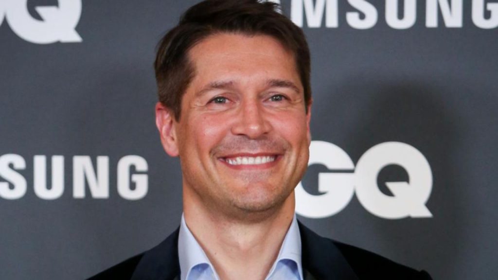 Jaime Cantizano acusa a la TVE de Sánchez de falta de pluralidad y critica el infoentretenimiento que, según él, impide un verdadero servicio público.