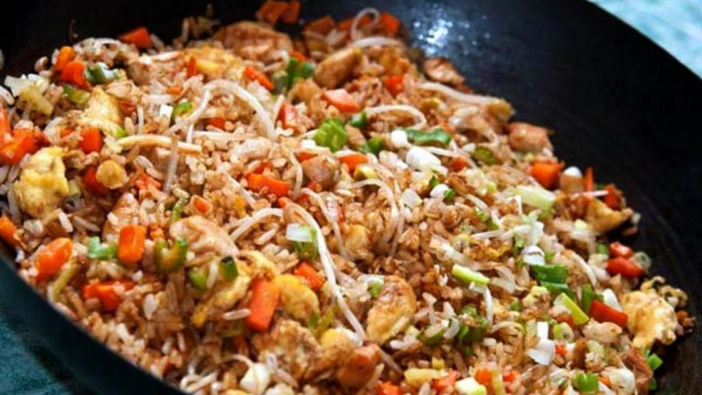 Arroz frito exprés con verduras estilo chino, rápido y fácil, ideal para aprovechar arroz del día anterior y tener una comida lista en minutos.