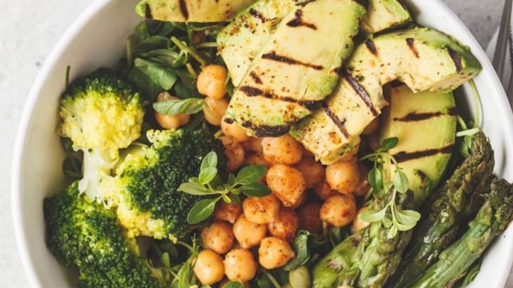 Buddha bowl de verduras asadas vegano, equilibrado y fácil de preparar, ideal para una alimentación saludable basada en plantas y meal prep.