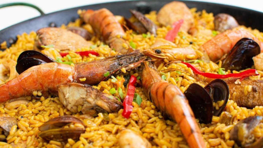 Paella de marisco tradicional española, ligera y llena de sabor, elaborada con caldo de pescado y marisco fresco paso a paso.