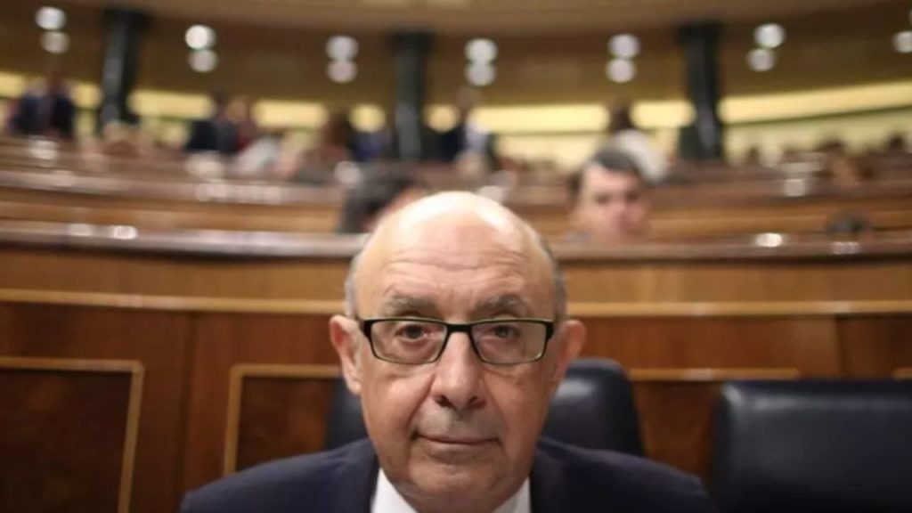Anticorrupción afirma que la investigación a Cristóbal Montoro no tiene motivación política y revela posibles actos graves de corrupción vinculados a pagos de empresas gasistas a su despacho entre 2013 y 2019.