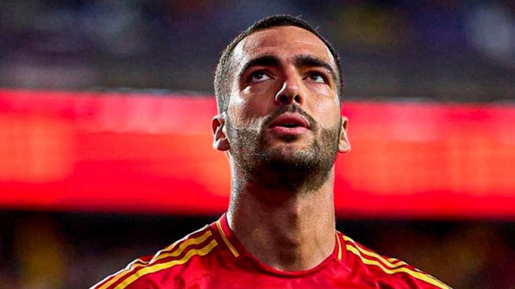 Mikel Merino se consolida como líder del Arsenal y de la selección española en 2025, brillando como delantero improvisado con goles, asistencias y un rendimiento que supera a los fichajes millonarios del club.