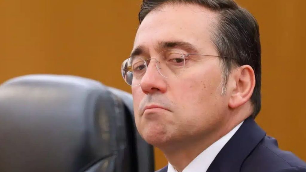 José Manuel Albares comparece en el Congreso para explicar la postura de España ante las recientes resoluciones de la ONU sobre el Sáhara Occidental, que refuerzan el plan autonomista de Marruecos y generan tensiones con los socios del Gobierno. EH Bildu, ERC y BNG cuestionan el impacto sobre el derecho a la autodeterminación del pueblo saharaui, mientras también exigen respuestas sobre los nuevos centros de detención de migrantes en Mauritania financiados por la UE. Una sesión clave marcada por la polémica en política exterior y migratoria.