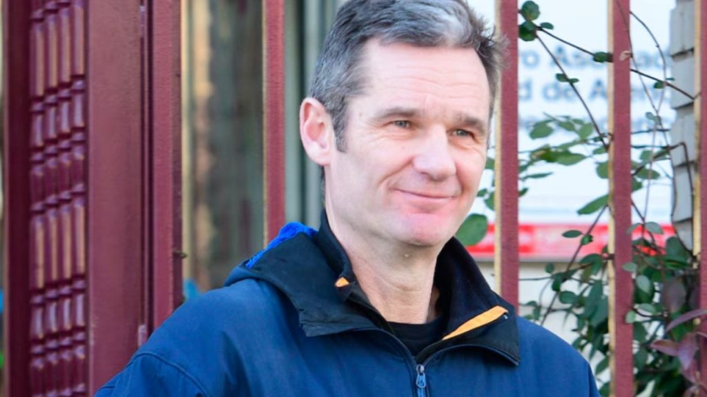 Iñaki Urdangarin revela en ‘Pla seqüència’ que lloró “muchísimo” durante sus primeros meses en prisión, describiendo la dura crisis emocional que vivió tras ser condenado por prevaricación, fraude y tráfico de influencias. En una conversación íntima con Jordi Basté, el exduque reflexiona sobre su paso por varias cárceles, su reinserción y el impacto mediático y político de su caso, el primero que llevó a un miembro directo de la familia real a prisión. La entrevista, que se emite este jueves, promete profundizar en el futuro de Urdangarin y en el debate sobre la monarquía, la justicia y los privilegios.