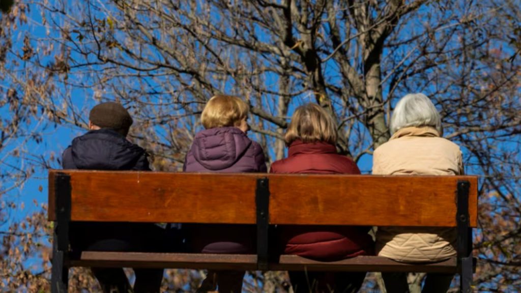 Las pensiones contributivas subirán un 2,7% en enero de 2026, unos 40,8 € más al mes, pero la inflación del 3% cuestiona si el aumento mejora realmente el poder adquisitivo de los jubilados. Mientras la pensión media sube 490 € al año, las de viudedad y discapacidad también aumentan, aunque las mínimas y no contributivas tendrán otra revalorización aparte, reabriendo el debate sobre la equidad del sistema.