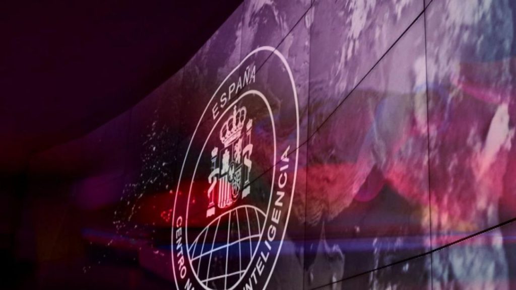 Las amenazas híbridas, que combinan desinformación, ciberataques, drones y sabotajes, se han convertido en una forma de guerra silenciosa que erosiona las democracias sin necesidad de disparos. Expertos como Kaja Kallas y Teija Tiilikainen advierten que estas tácticas buscan generar miedo, desconfianza institucional y desestabilización social. La invasión rusa de Ucrania ha intensificado estas estrategias, mientras gobiernos y sistemas tecnológicos siguen mostrando vulnerabilidades que facilitan la interferencia de potencias hostiles como Rusia, Irán o Corea del Norte. Frente a un enemigo difícil de identificar, la resiliencia y el pensamiento crítico son claves para defender nuestras libertades.