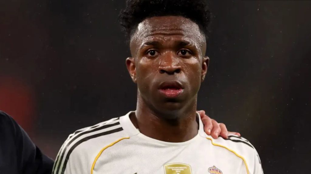 Vinicius Júnior atraviesa una grave sequía goleadora con 12 partidos y 941 minutos sin marcar, desatando la impaciencia del Bernabéu. La comparación con los 25 goles de Mbappé y la falta de eficacia del brasileño reavivan el debate sobre la gestión ofensiva del Real Madrid y la exigencia de una afición que reclama resultados inmediatos.