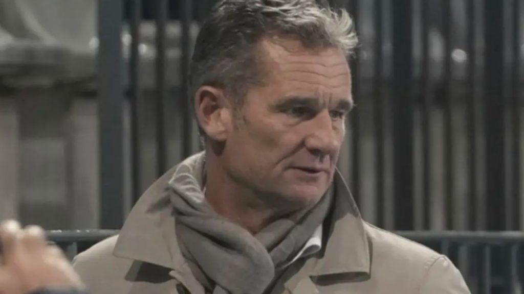 El reencuentro público entre la infanta Cristina e Iñaki Urdangarin en un partido de su hijo Pablo evidenció una frialdad absoluta. Tras unas declaraciones previas de Urdangarin sobre su relación pasada, el distanciamiento fue total: sin saludos, sin miradas y con estrategias claras para evitar cualquier contacto. Un nuevo episodio que confirma la ruptura emocional tras el divorcio.