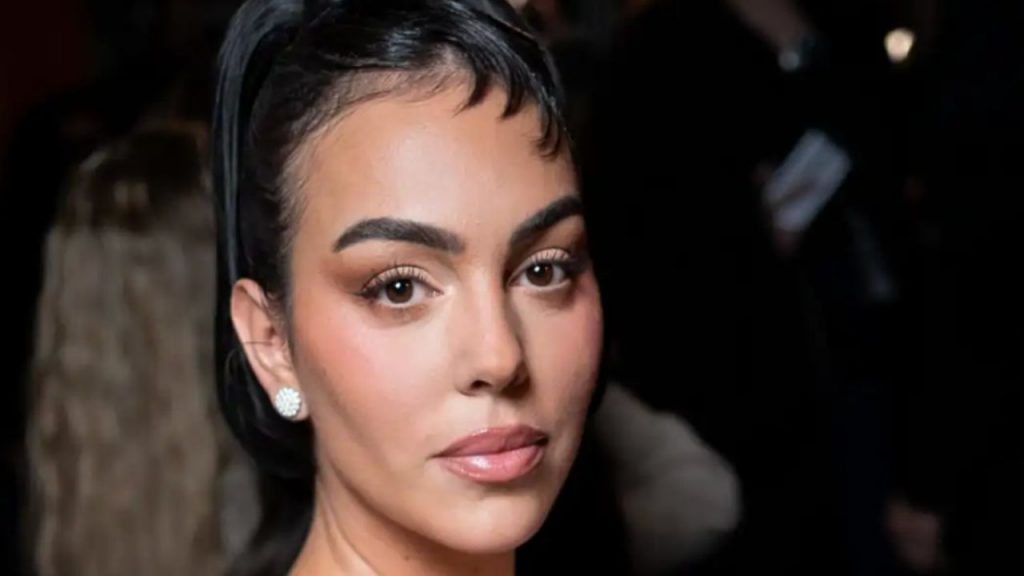 Georgina Rodríguez sorprende con un árbol de Navidad XXL en su mansión de Arabia Saudí. Lujo, ostentación y polémica por el exceso en tiempos de crisis social.