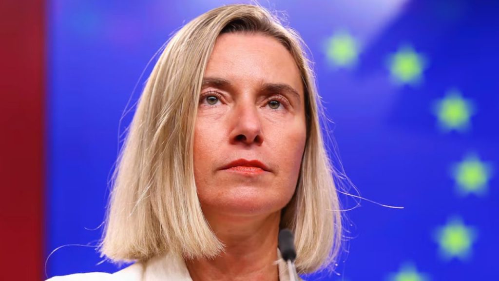 Federica Mogherini y Stefano Sannino han sido imputados por fraude y corrupción en un programa europeo de formación diplomática. La Fiscalía Europea investiga presuntas irregularidades en la contratación pública y acceso a información privilegiada por parte del Colegio de Europa. Un caso que reabre el debate sobre la transparencia en las instituciones de la UE.