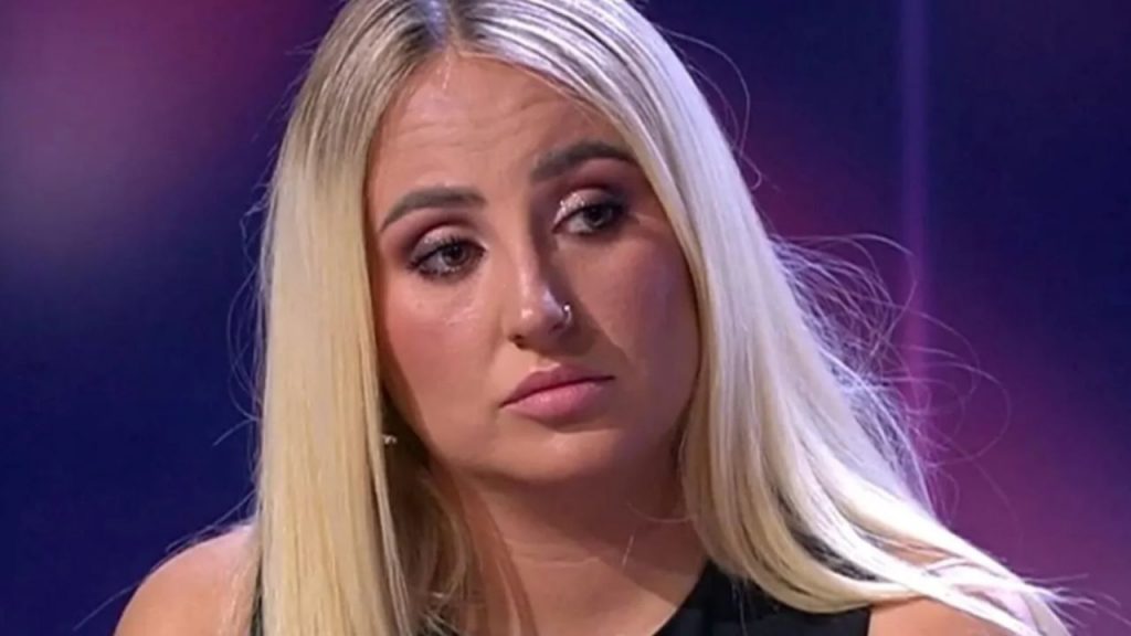 Rocío Flores logra una importante victoria judicial que obliga a Mediaset a retirar la docuserie de Rocío Carrasco por revelación de secretos. La sentencia, aunque no firme, reconoce la vulneración de su intimidad y abre la puerta a que Flores presente su propio contradocumental mientras recibe el apoyo público de su familia.