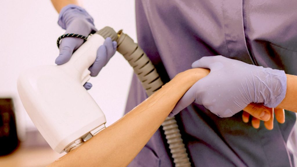 Descubre los mitos y realidades de la depilación láser: un tratamiento seguro, eficaz y cada vez más accesible gracias al láser diodo. Con resultados progresivos desde la sexta sesión, permite reducir el vello de forma duradera y recuperar tiempo en tu rutina diaria. Ideal para diferentes tonos de piel cuando se realiza en centros profesionales.